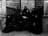 Никольский женский монастырь в селе Подлесове. Группа монахинь на паперти 1904