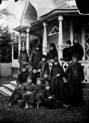 Группа монахов в Михайло-Архангельском черемисском монастыре