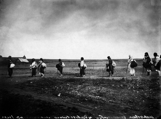 Богомолки-мордовки, направляющиеся в Серафимо-Дивеевский женский монастырь 1904
