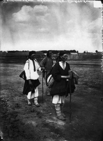 Богомольцы, идущие в Серафимо-Дивеевский женский монастырь 1904