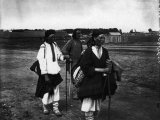Богомольцы, идущие в Серафимо-Дивеевский женский монастырь 1904