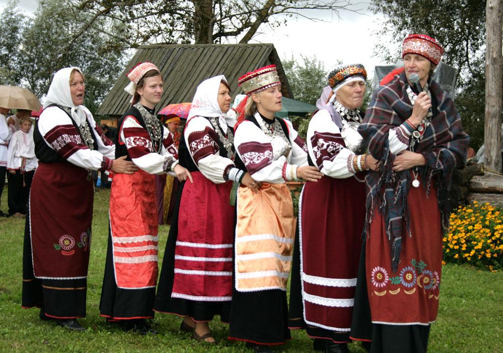 Финны в национальных костюмах