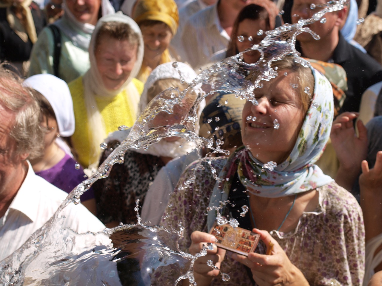 Священник Окропляет Святой водой